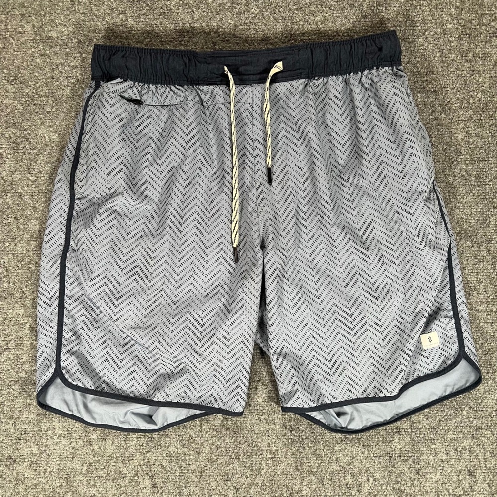 7Diamonds Core Active Shorts Mens Medium Grey Chevron Geometric 7.5"